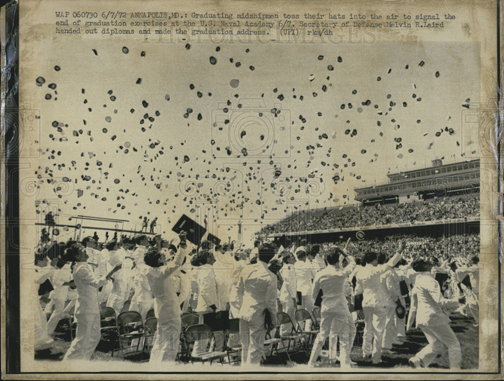 1972 Press Photo Graduating midshipmen toss their hats after graduation - Historic Images