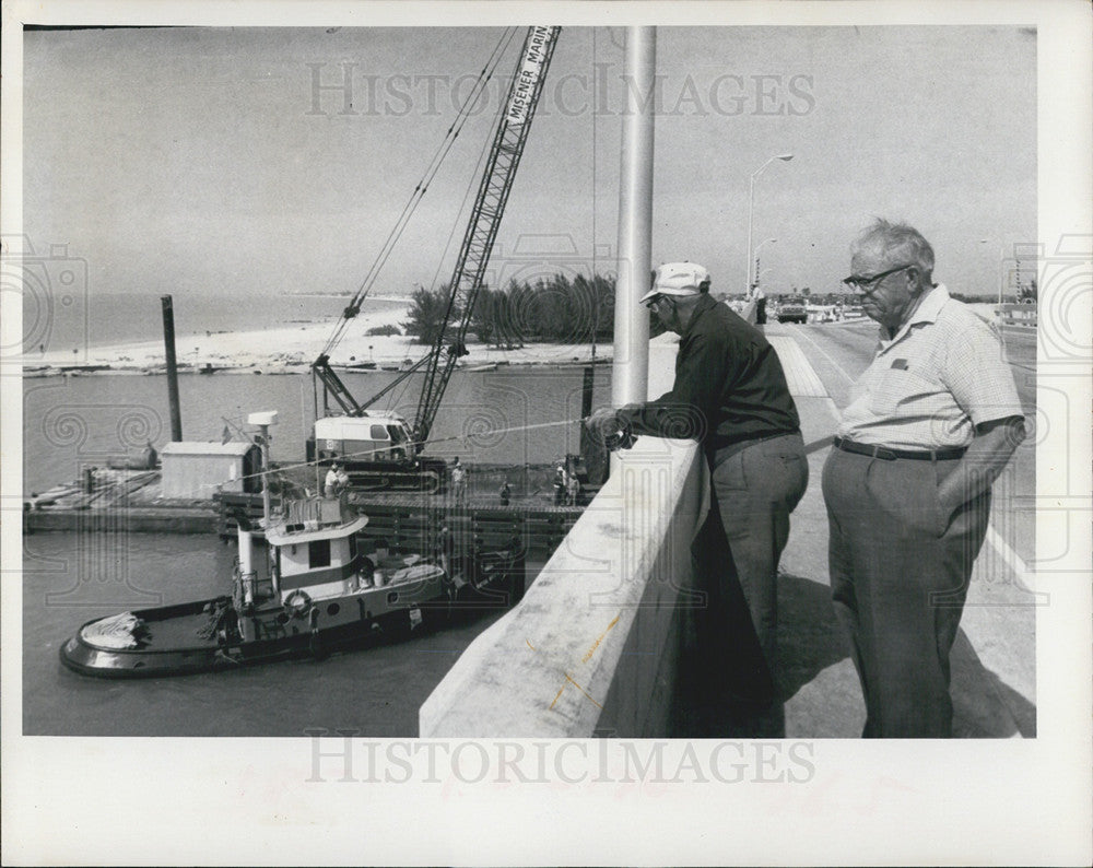 1972 Press Photo Fisherman at johns bridge and a tugbaot - Historic Images