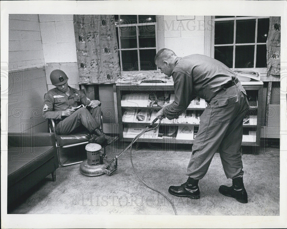 1965 Press Photo Army basic training and cleaning the floors - Historic Images
