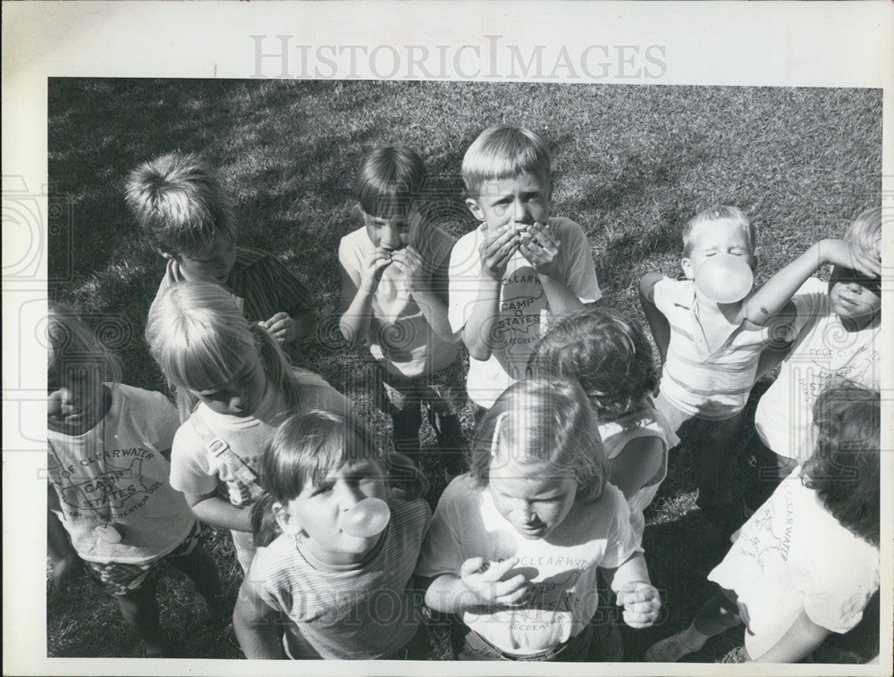 1971 Press Photo A bunch of kids with bubble gum - Historic Images