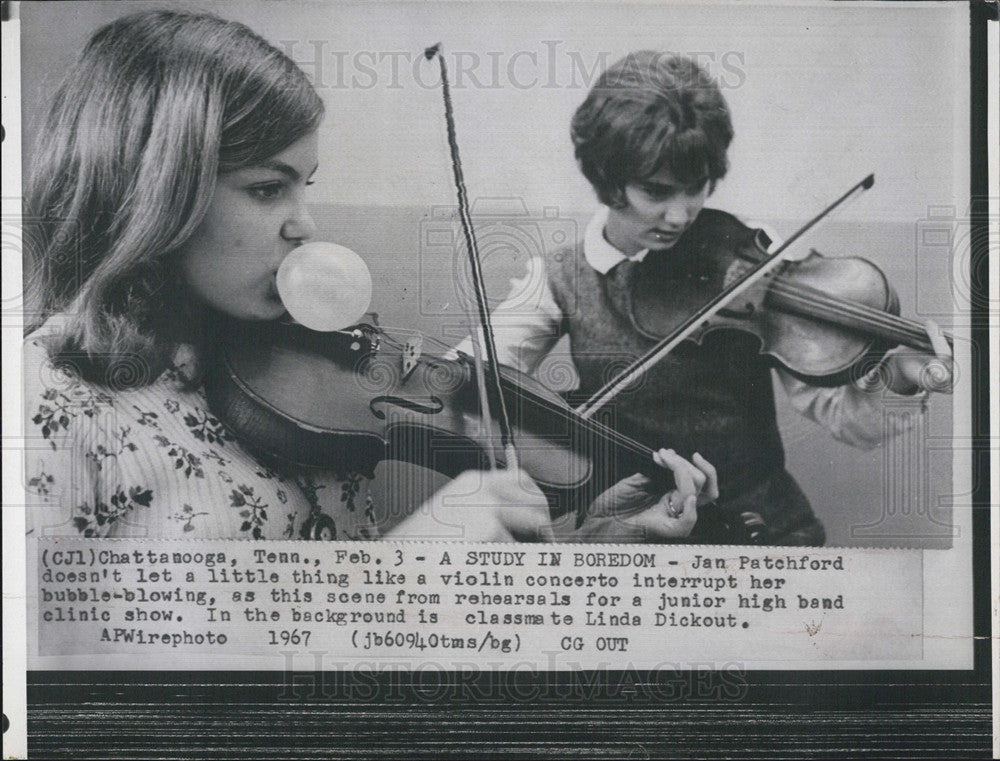 1967 Press Photo Jan Patchford plays violin and blows bubbles - Historic Images