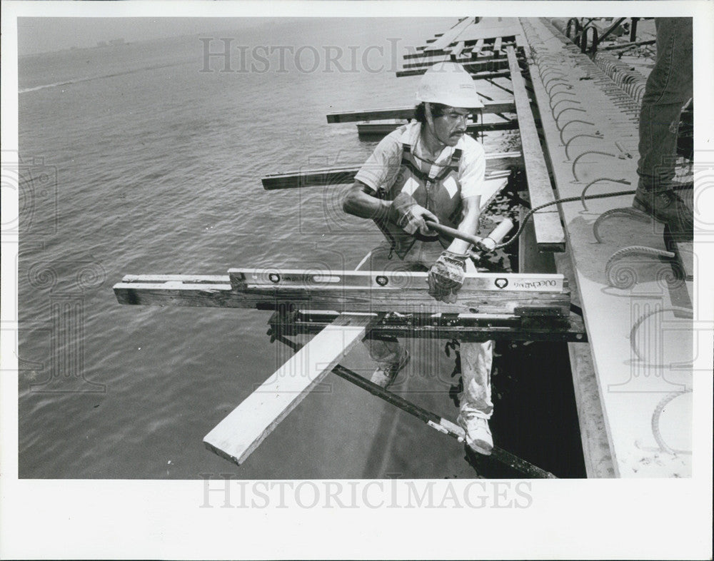 1991 Press Photo Works Checks Beam Level At Edge Of Howard Frankland Bridge - Historic Images