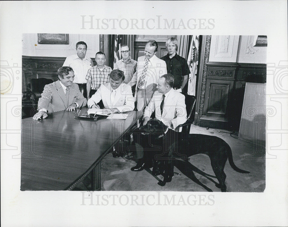 1974 Press Photo Donald Deuster Pepsi Family Dog - Historic Images