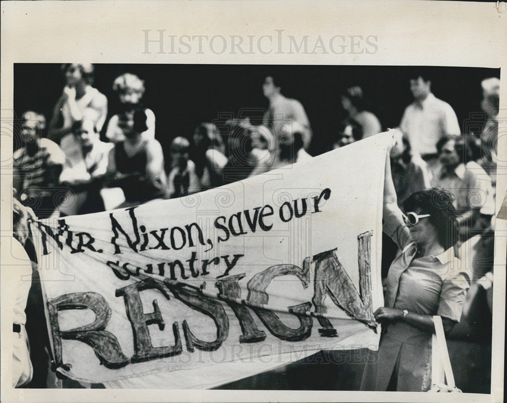 1973 Press Photo Protestors against Nixon - Historic Images