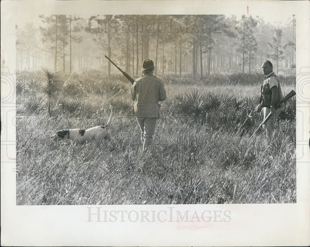 1964 Press Photo Two hunters and their dogs in the field - Historic Images