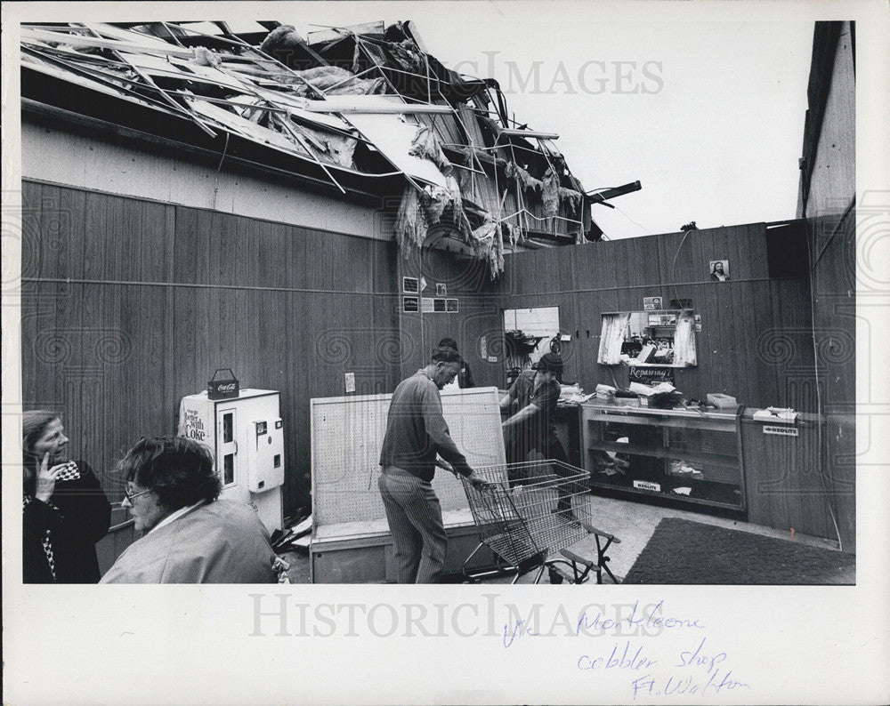 1975 Press Photo St. Petersburg Florida Hurricane Elaine Damage - Historic Images