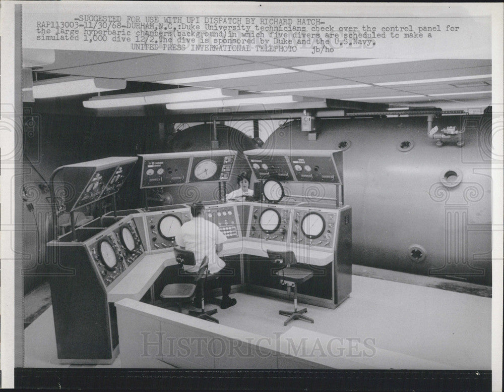 1968 Press Photo Duke University Technician at hyperbaric chamber control panel - Historic Images