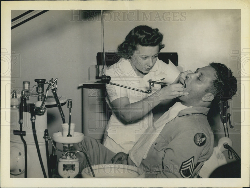 1946 Press Photo Elise Griffith, Hygienist cleans teeth of Sgt. Iving Donerfeld - Historic Images