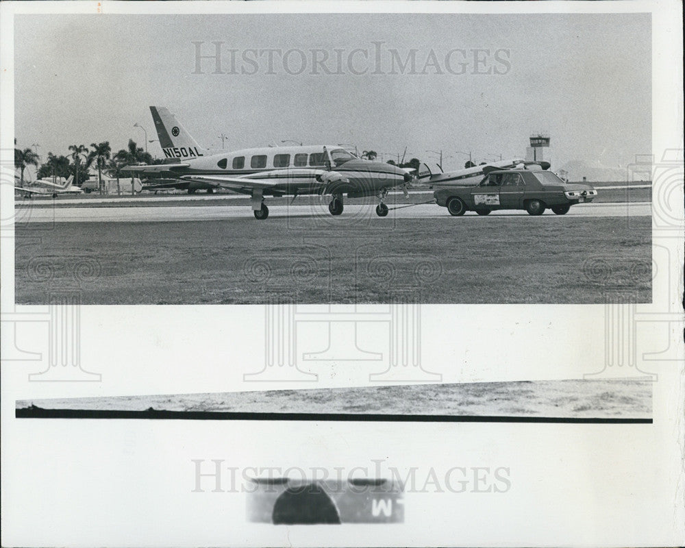 1977 Press Photo Towing an airplane by Steve Stecher of Flight Inc. - Historic Images