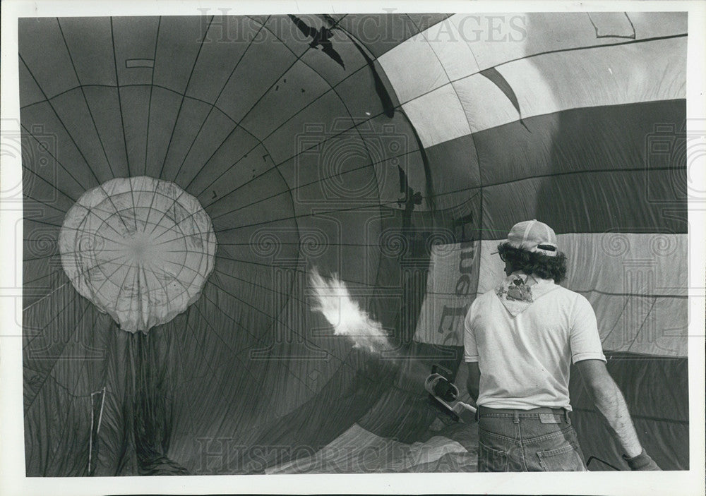 1980 Press Photo Boxes of tightly packed eggs were hoisted aloft in balloon - Historic Images