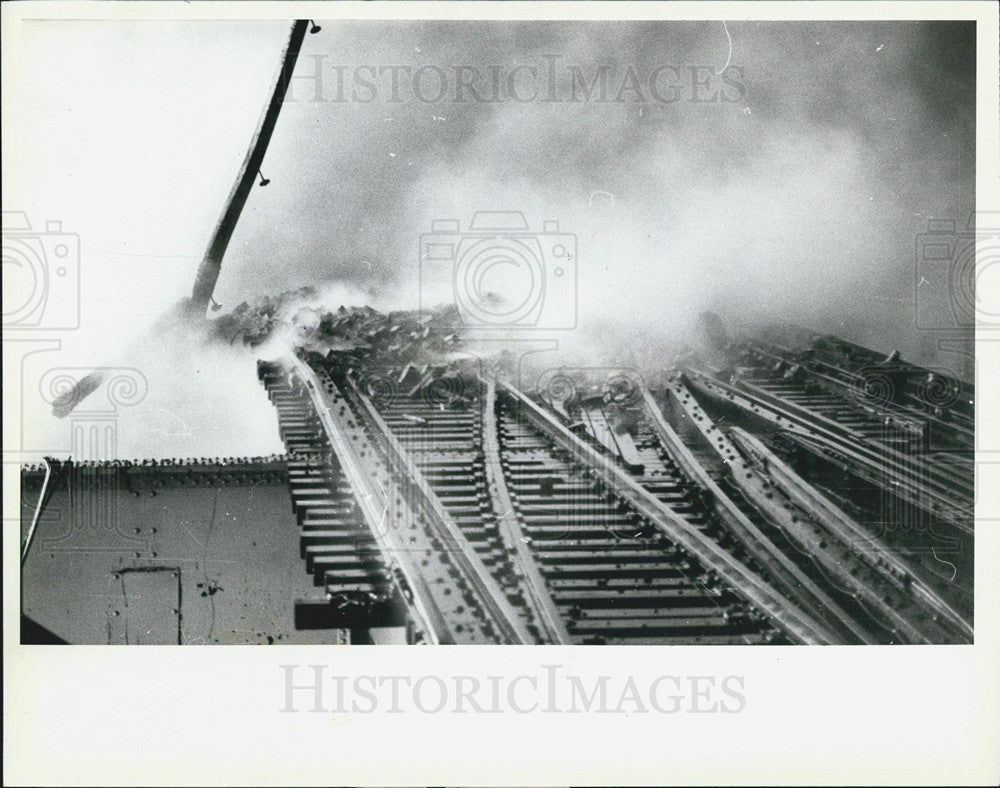 1983 Press Photo Men Battle Fire in Warehouse in Chicago - Historic Images