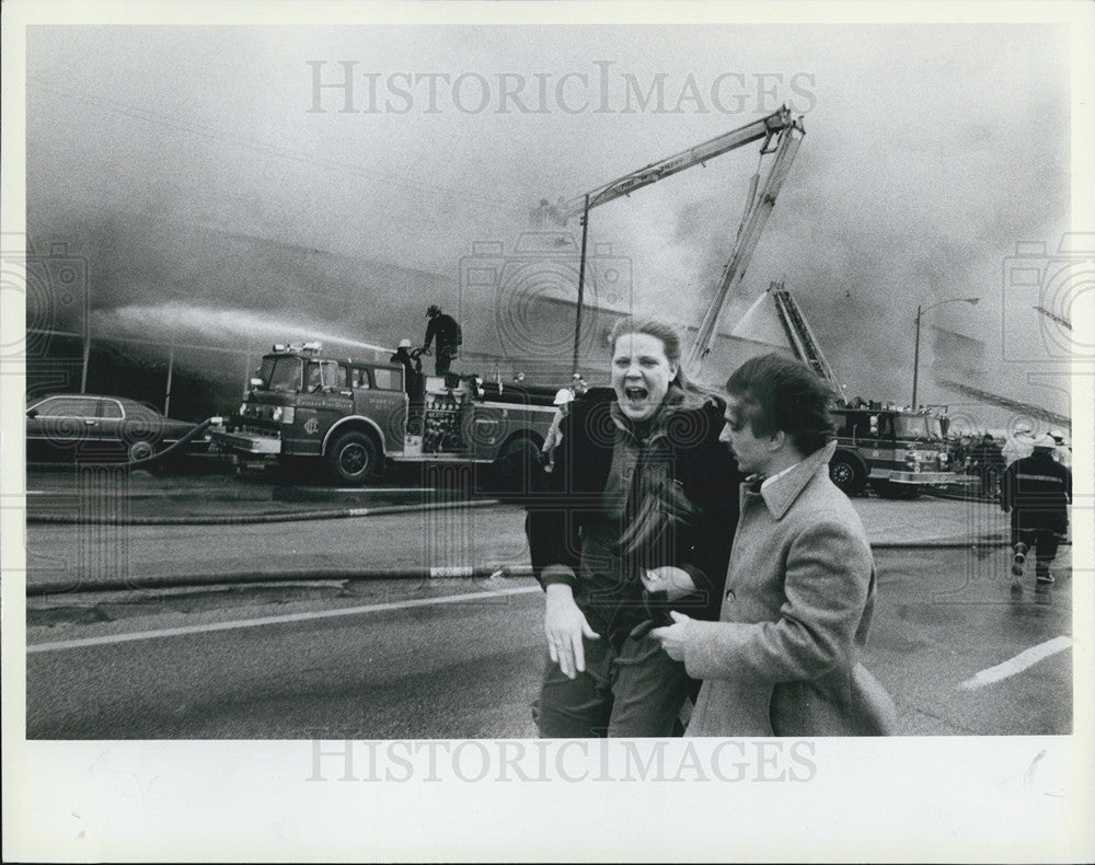 1984 Press Photo Burke Ford Agency Fire, Related Woman Cries in Despair - Historic Images