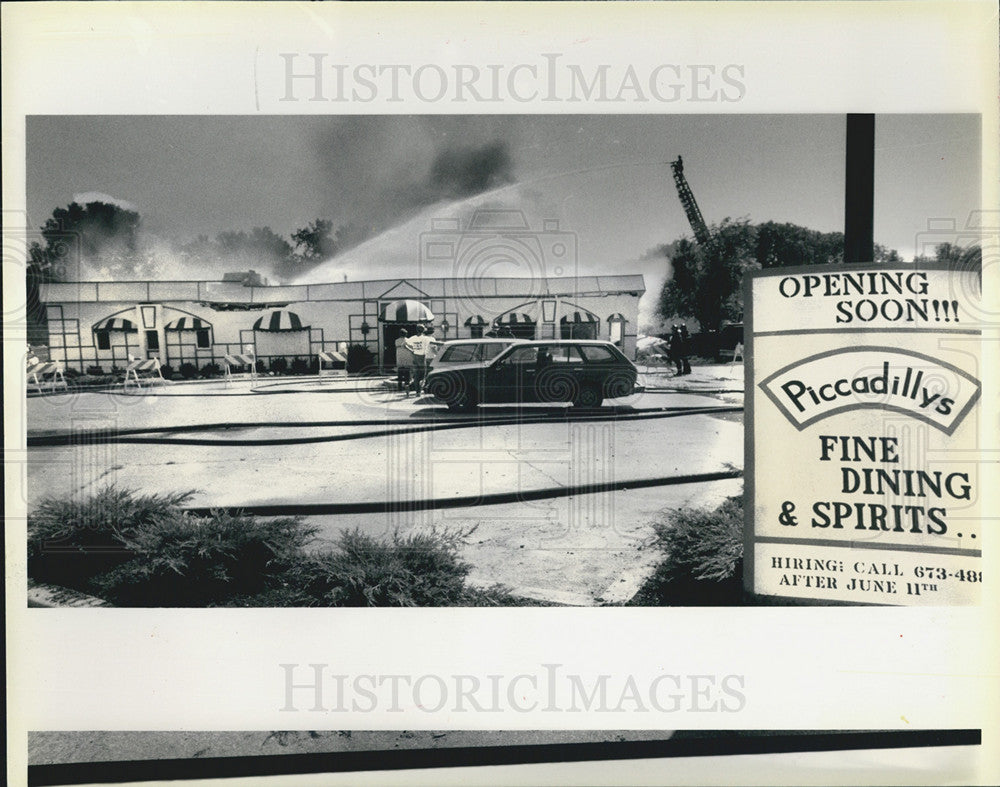 1984 Press Photo Piccadilly Restaurant on Skokie Catches Fire - Historic Images