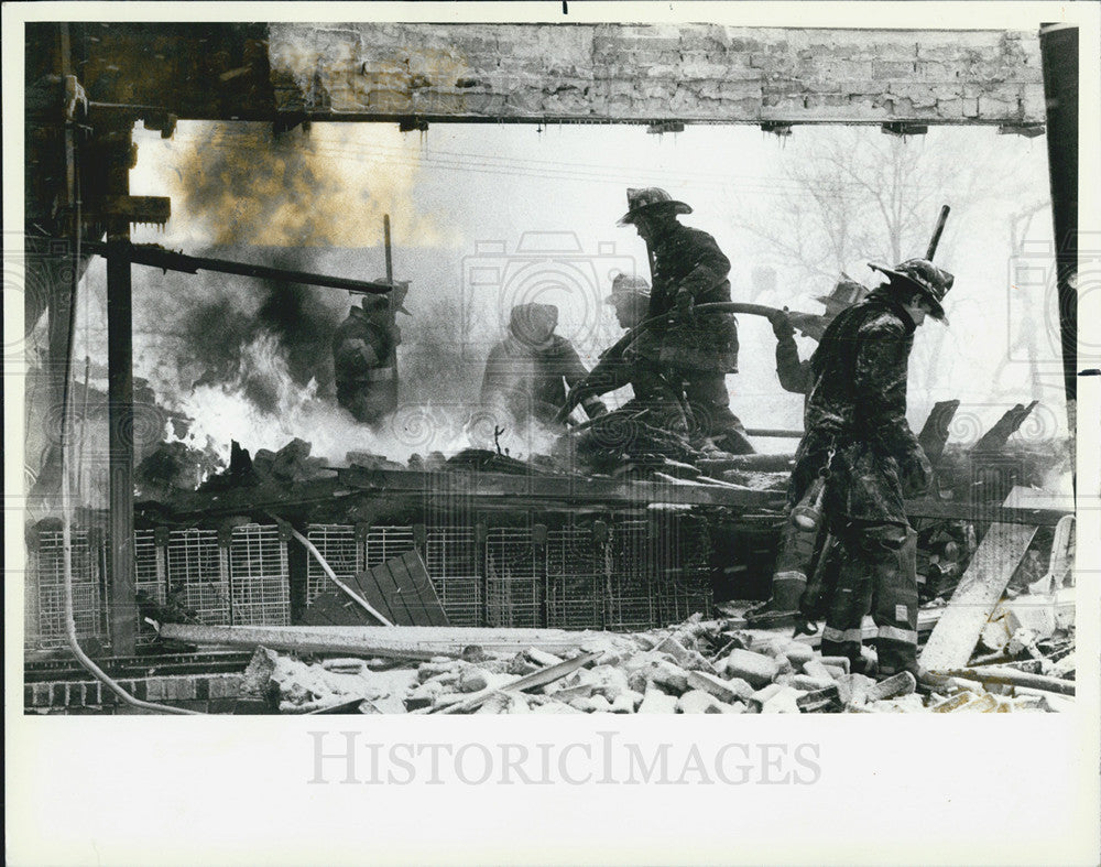 1984 Press Photo Buddy Beer Liquor Store Exploded and Caught Fire - Historic Images