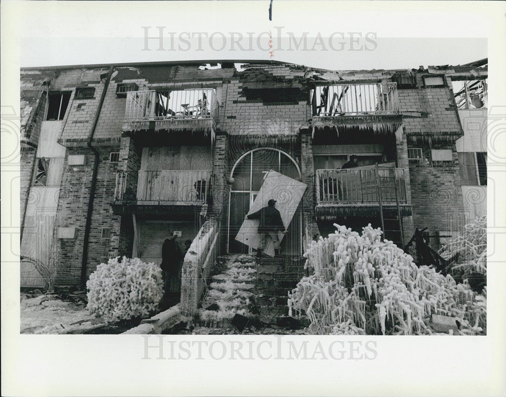 1983 Press Photo Workers Board Up Burnt Apartment Building - Historic Images