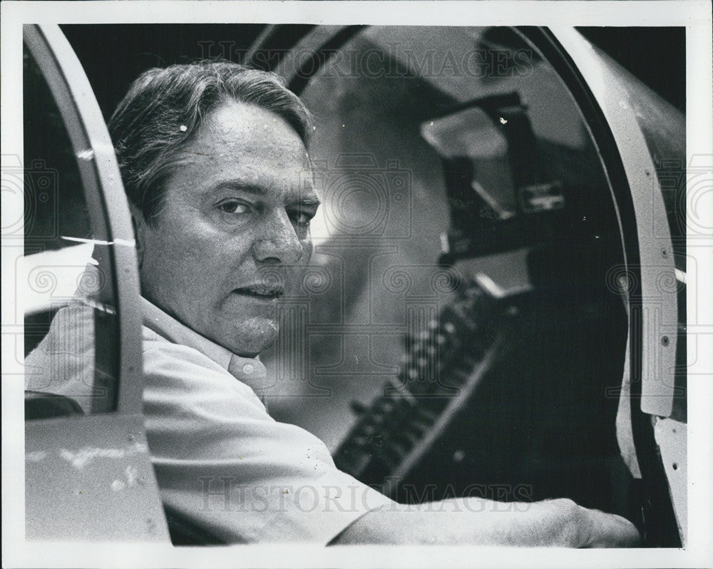 1977 Press Photo Air Force pilot in the cockpit of a plane - Historic Images