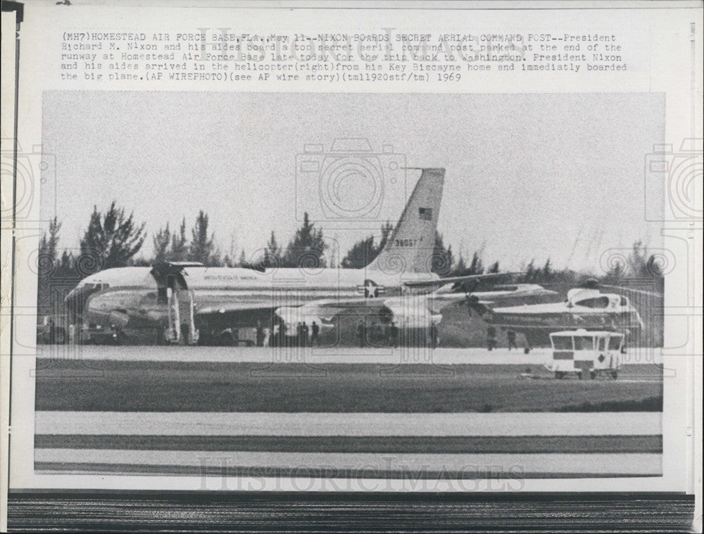 1969 Press Photo President Richard M. Nixon Aides Board Plane - Historic Images