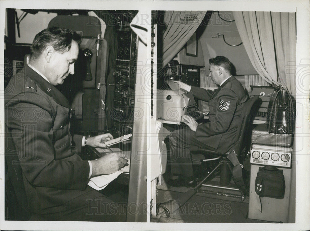 1957 Press Photo Warrant Officer John Higgins Flight Engineer Master Sergent - Historic Images