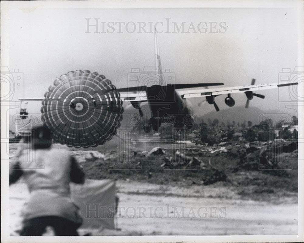 Press Photo Air Force C-130 Hercules delivers a load of supplies - Historic Images