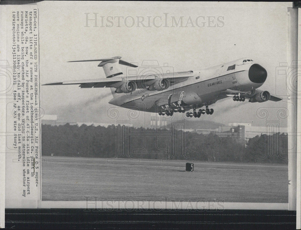 Press Photo US Air Force C-5 super transport lifts off - Historic Images