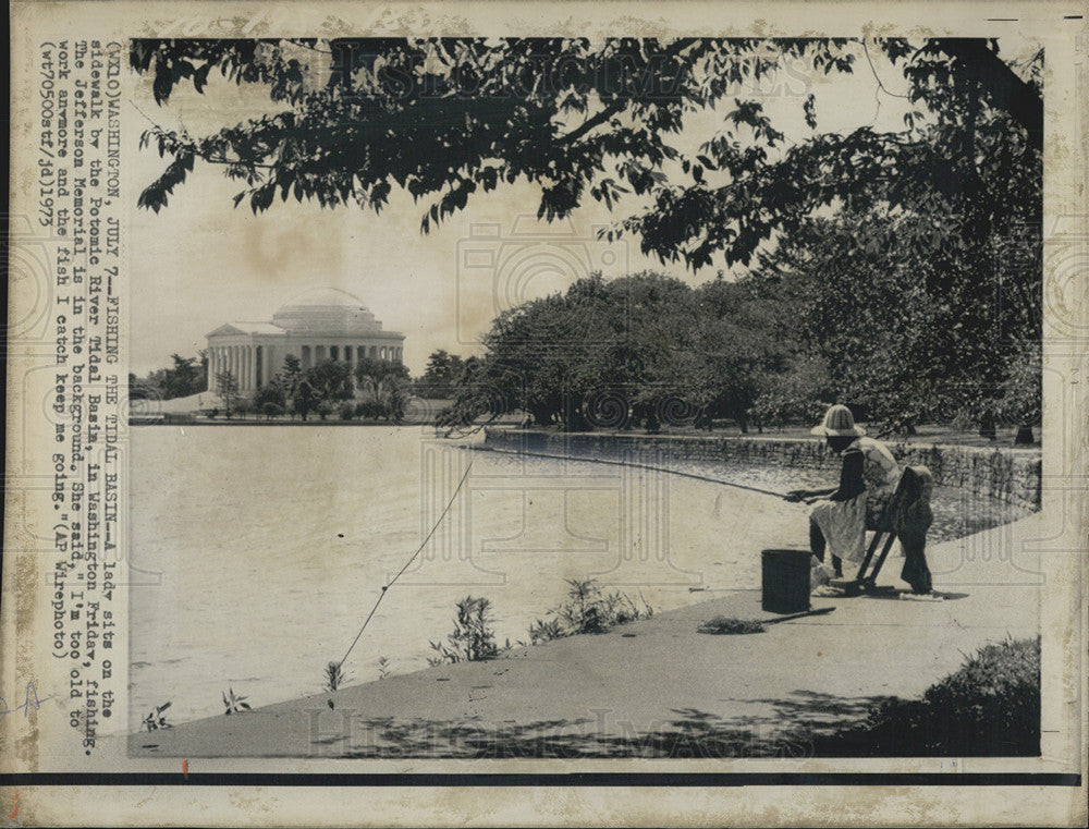 1973 Press Photo A Lady by the Potomic River Tidal Basin Fishing - Historic Images