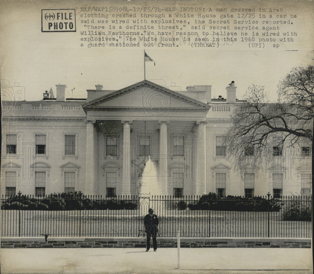 1974 Press Photo The White House with a guard stationed out front - Historic Images