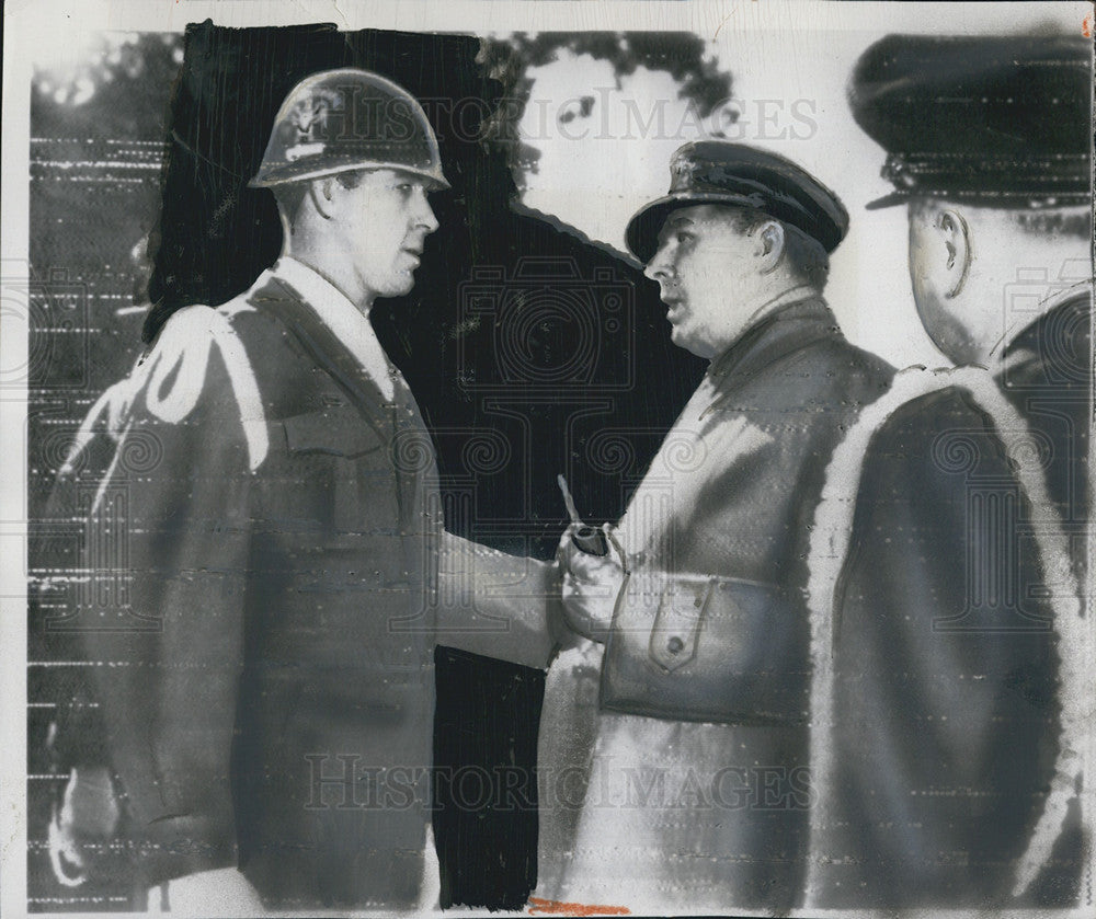 1951 Press Photo Gen. Douglas MacArthur, Capt. James Andrews &amp; Col. S. L. Huff - Historic Images