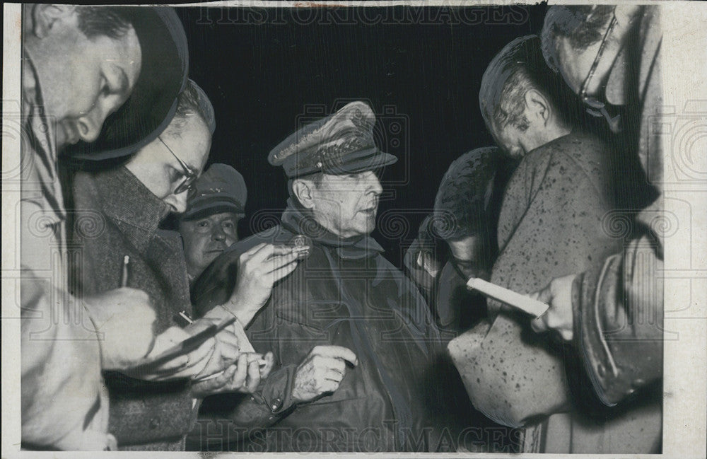 1951 Press Photo Gen MacArthur and reporters - Historic Images