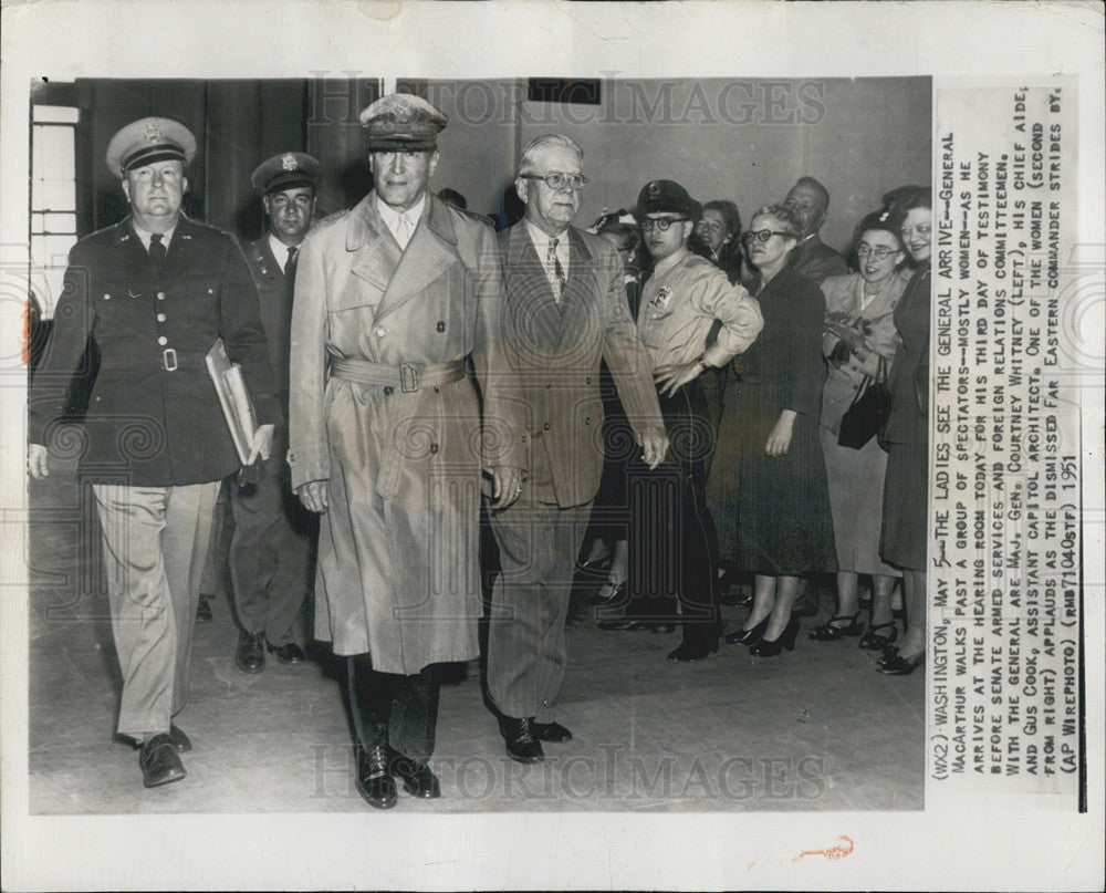 1951 Press Photo Gen. MacArthur arrives for 3rd day of testimony - Historic Images