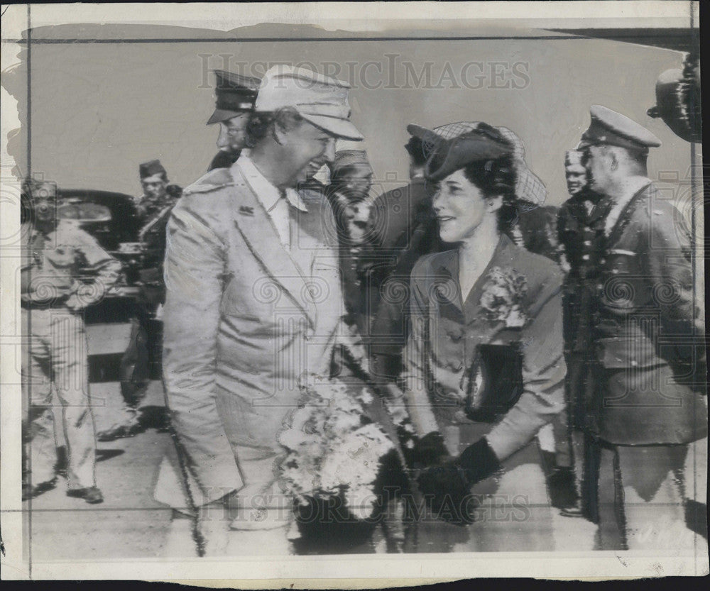 1943 Press Photo Mrs. Franklin D. Roosevelt and Mrs. Douglas MacArthur - Historic Images