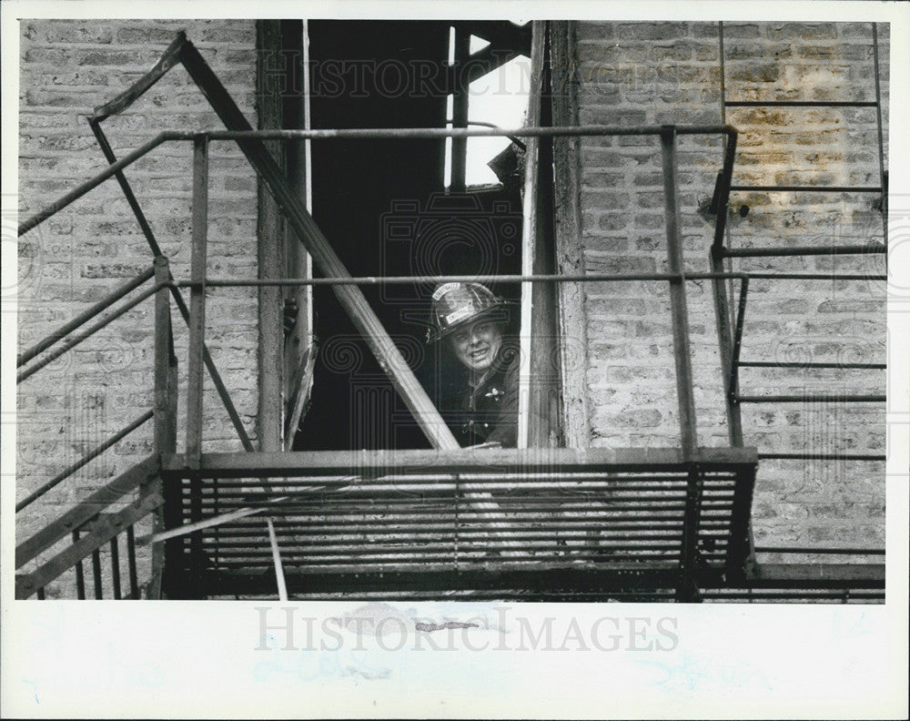 1983 Press Photo Firefighter Inspects Damage Of Third Floor Apartment Fire - Historic Images