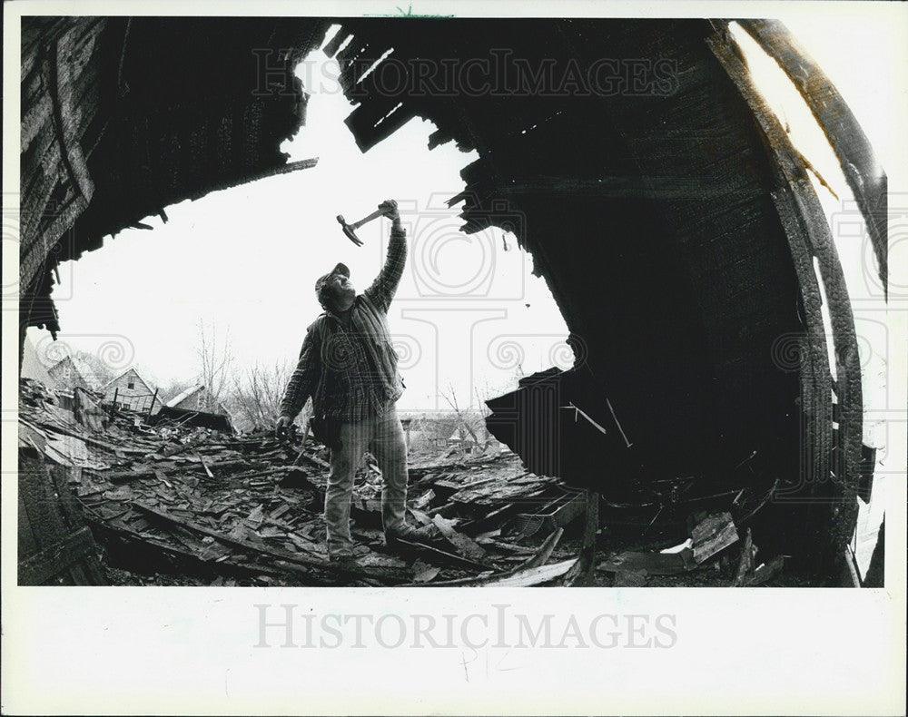 1983 Press Photo Worker Hammers Charred Roof After Chicago Apartment Fire - Historic Images