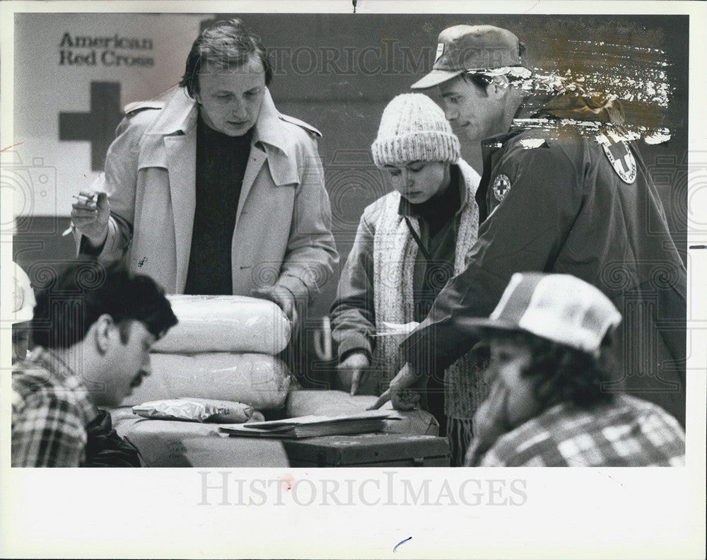 1983 Press Photo Andy and Barbara Stryjek Talks With Red Cross After Fire Loss - Historic Images