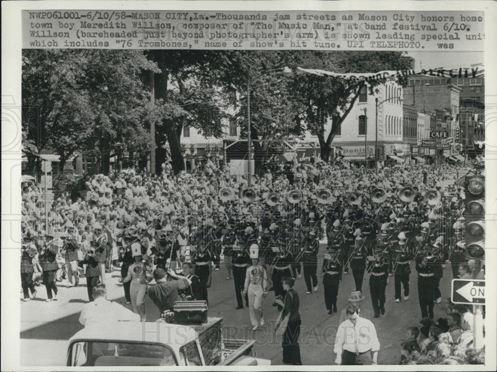 1958 Press Photo Mason City Iowa Residents Honor Meredith Wilcox The Music Man - Historic Images