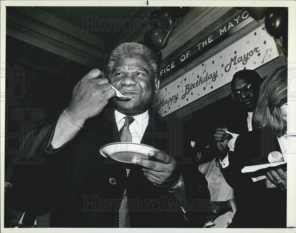 1958 Press Photo Mayor Washington Celebrates Birthday - Historic Images