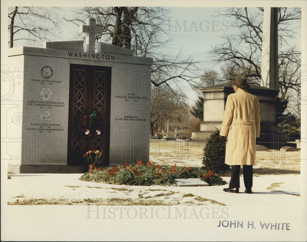 1991 Press Photo Dempsey Travis Visits Mayor Washington&#39;s Grave - Historic Images