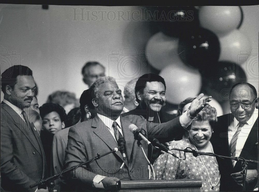 1987 Press Photo Mayor Washington greets supporters at a victory party - Historic Images