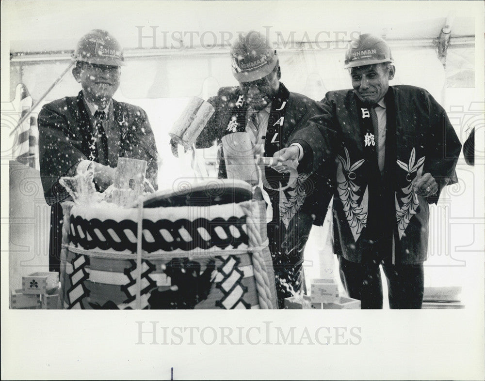 1985 Press Photo Yoshio Ishikawa and Mayor Washington smash some sake - Historic Images