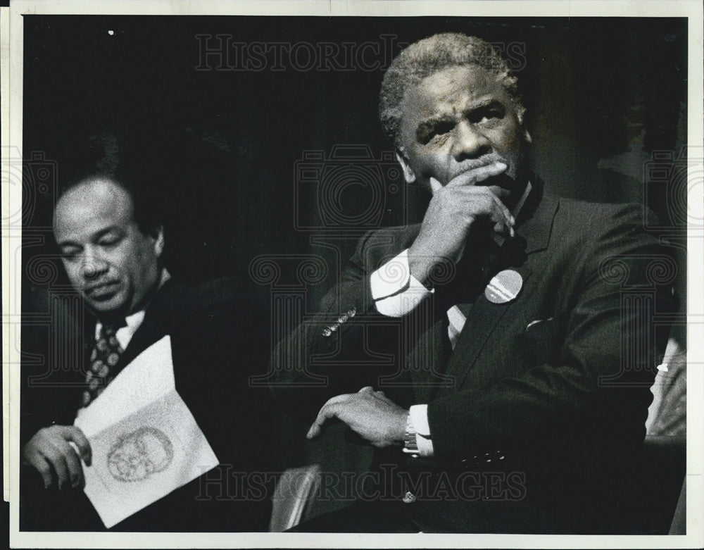 1983 Press Photo Representative Harold Washington Reading Dr. Martin Luther King - Historic Images