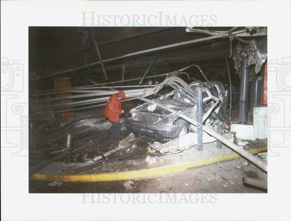 1993 Press Photo Man Examines Remains of Car Parking Garage, World Trade Center - Historic Images