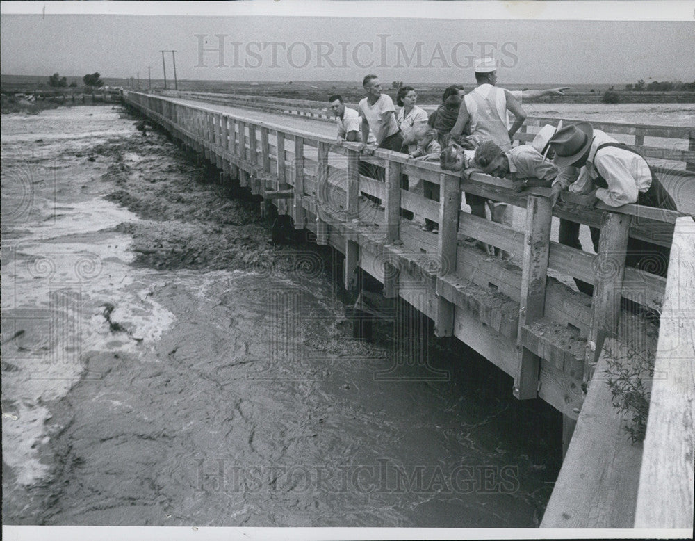 1957 Press Photo Residents Watch As Water Rises To Flood Level Over Cherry Creek - Historic Images