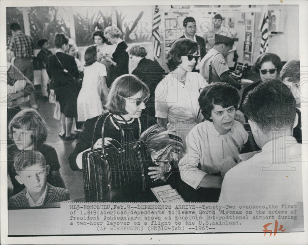 1965 Press Photo American Evacuees Ordered To Leave Vietnam By President Johnson - Historic Images