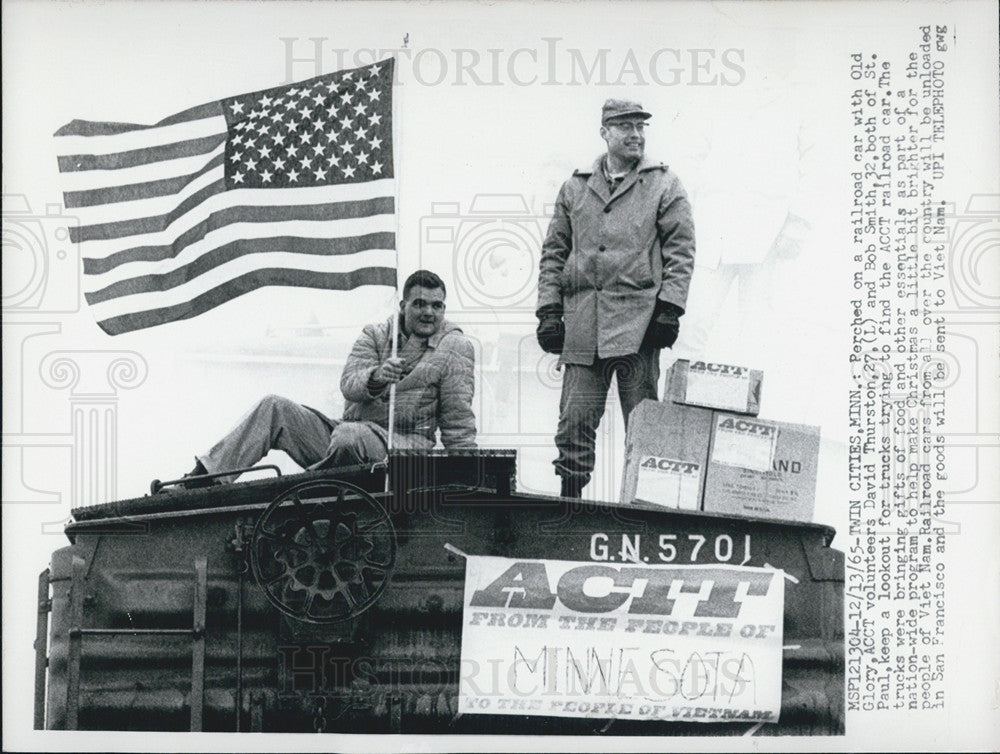 1965 Press Photo ACCT volunteers help collect gifts for people in Viet Nam. - Historic Images