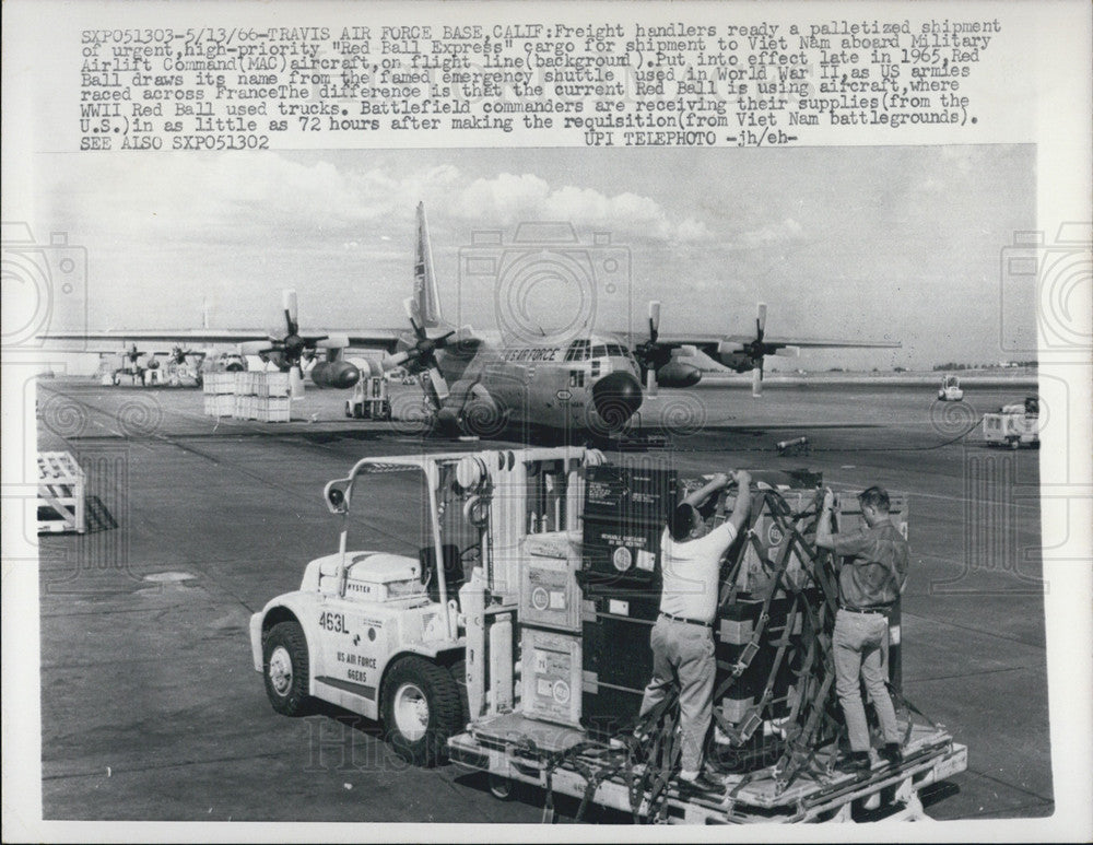 1966 Press Photo Freight handlers red ball express to Vietnam shipment - Historic Images