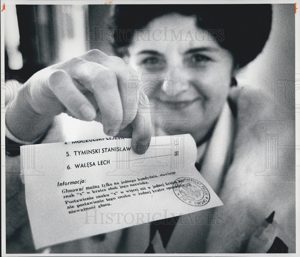 1990 Press Photo Luokadia Freed Shows Voting Ballot - Historic Images