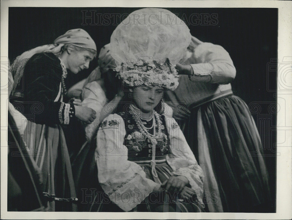 1937 Press Photo Polish Bride Waits While Final Touches Are Added to Hairdress - Historic Images