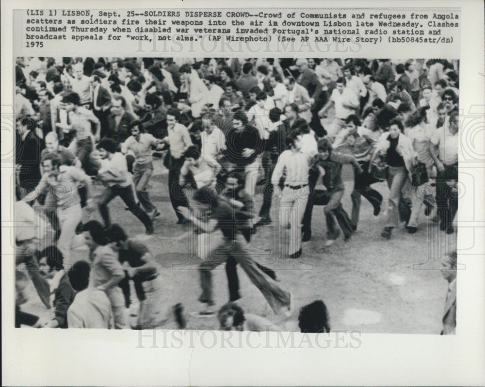 1975 Press Photo Soldiers fire their weopons into the air in downtown Lisbon - Historic Images