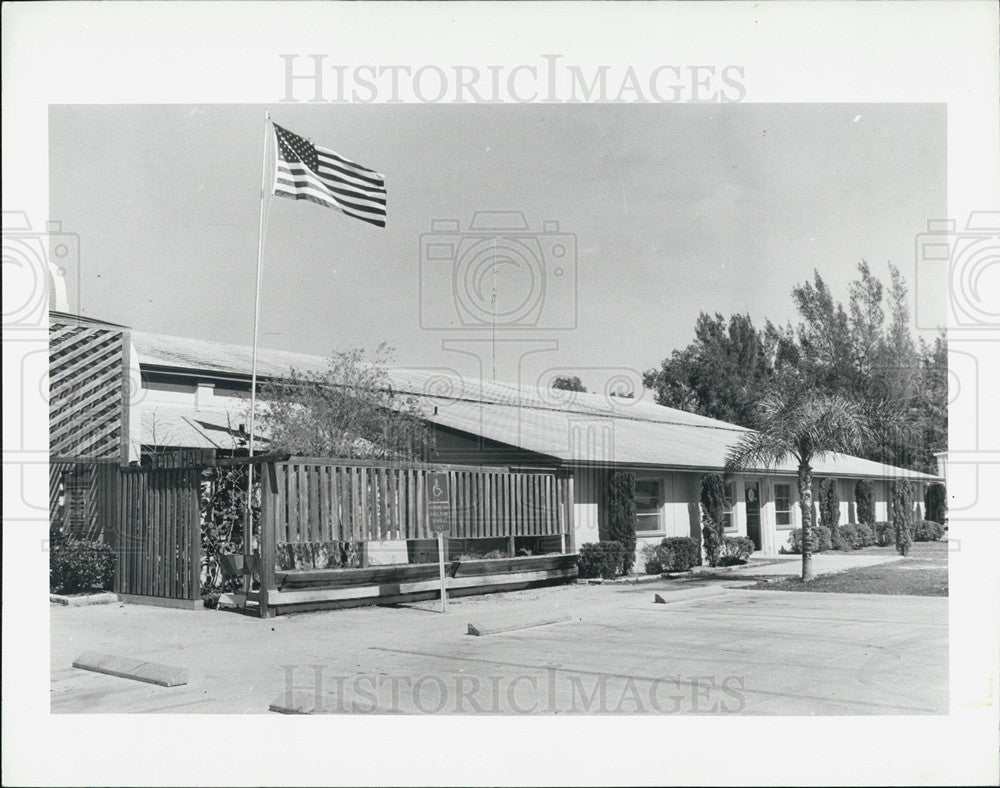 1981 Press Photo Indian Rocks Beach City Hall Gets New Flag Pole - Historic Images