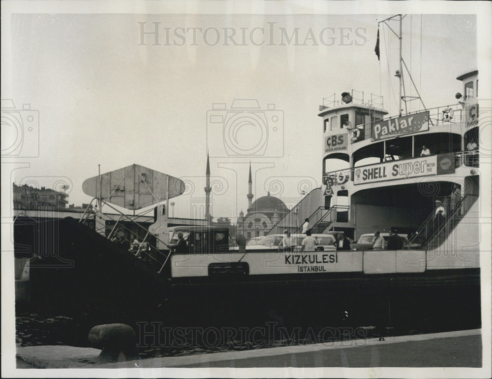 1965 Press Photo Ferry takes commuters from Istanbul to Bosphorus for work. - Historic Images