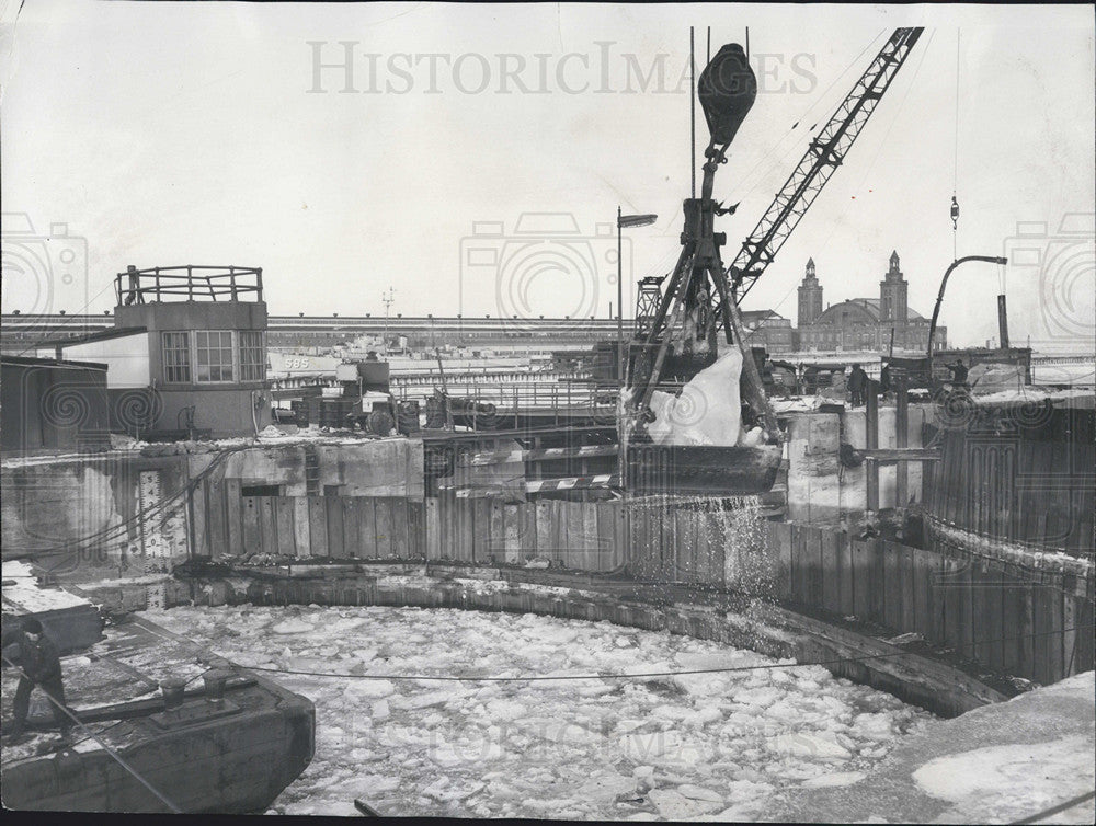 1959 Press Photo Chicago River Lock Gates Scoop Ice - Historic Images